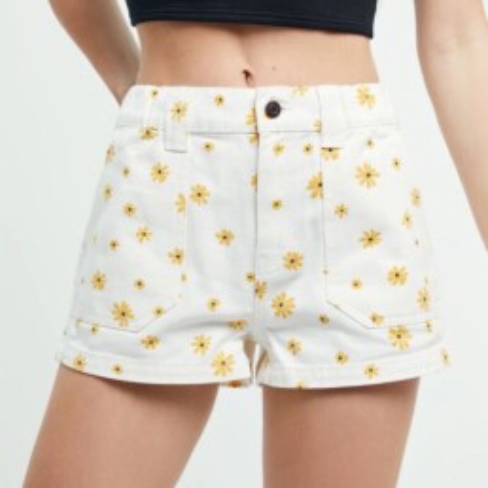PacSun white and yellow daisy mom shorts